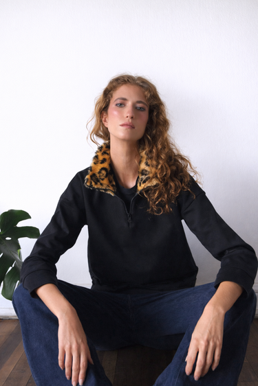 SACO NEGRO CUELLO LEOPARDO