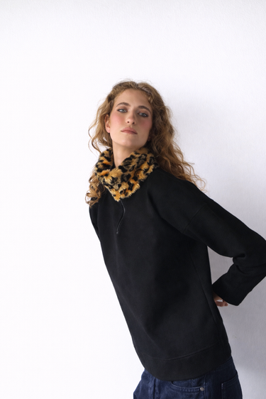 SACO NEGRO CUELLO LEOPARDO