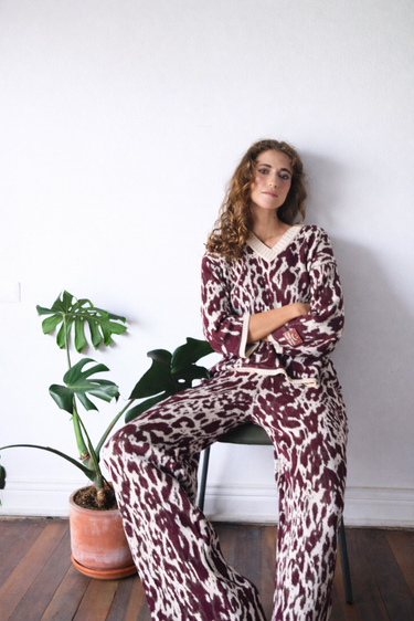 CONJUNTO TEJIDO SACO LEOPARDO VINOTINTO